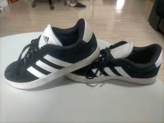 Zapatillas Adidas Mujer Negras y Blancas.