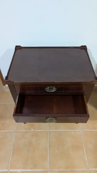 Mesita de noche de madera