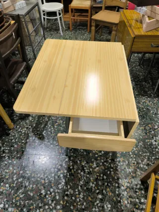 Tavolo pieghevole in formica e metallo