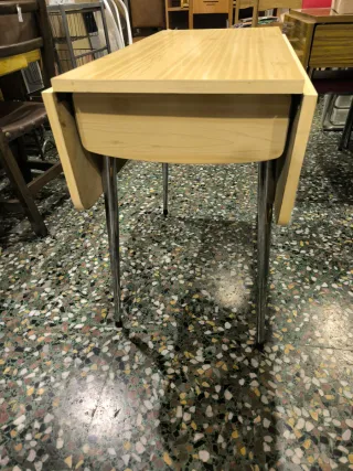 Tavolo pieghevole in formica e metallo