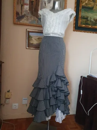 Falda flamenca rociera gris y blanca