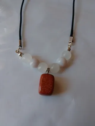 Collar con colgante de piedra natural