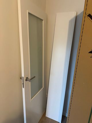 Puerta blanca con cristal