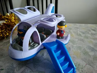 Avión de juguete con figuras y accesorios