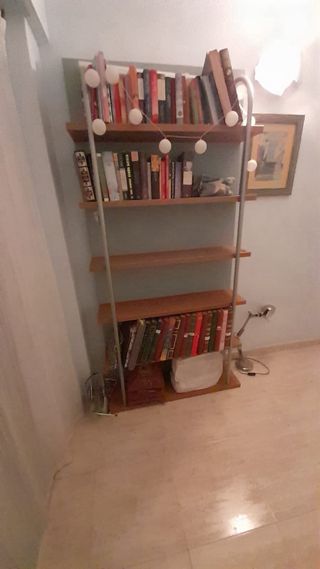 Cama nido con cajones, colchón y estantería.