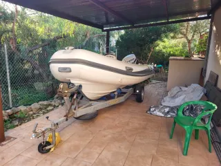 Barca semirrígida con motor 60 CV