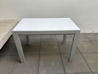 Mesa de comedor extensible blanca y gris