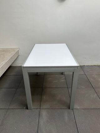 Mesa de comedor extensible blanca y gris