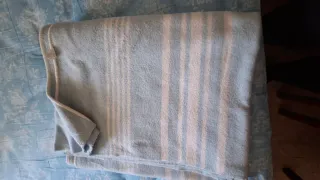 Manta cubrecolchón azul y blanco