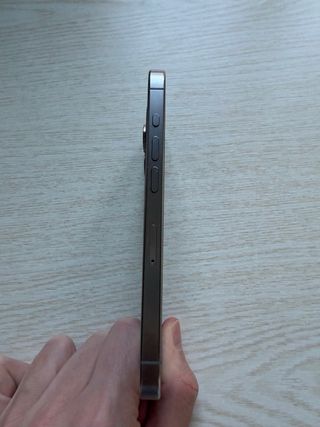 iPhone 15 Pro Plata con marcas de uso