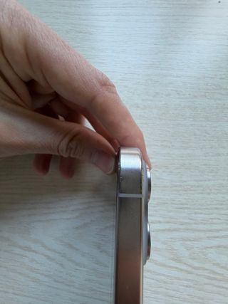 iPhone 15 Pro Plata con marcas de uso