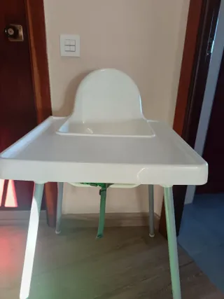 Trona IKEA y bañera Stokke