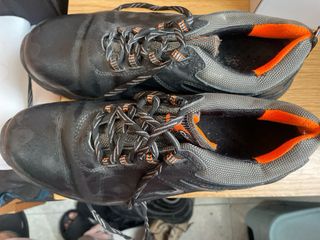 Zapatos de seguridad Cofra negros y naranjas