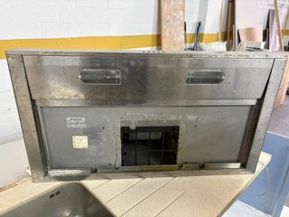 Cocina con encimera,horno y campana