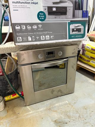 Cocina con encimera,horno y campana