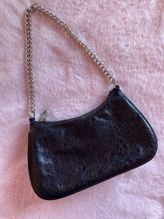 Bolso negro con cadena plateada