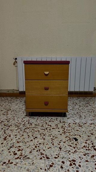 Mesita de noche de madera con ruedas