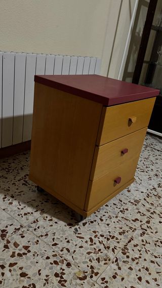 Mesita de noche de madera con ruedas