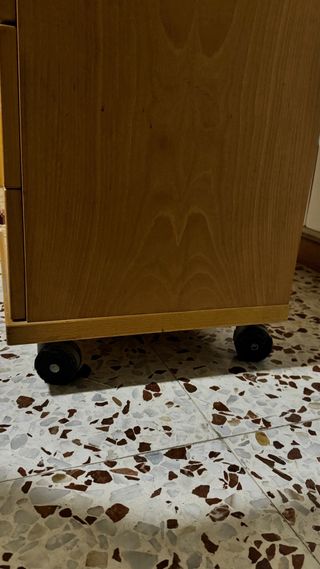 Mesita de noche de madera con ruedas