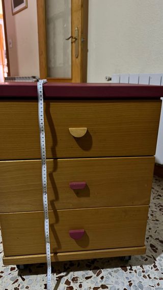 Mesita de noche de madera con ruedas