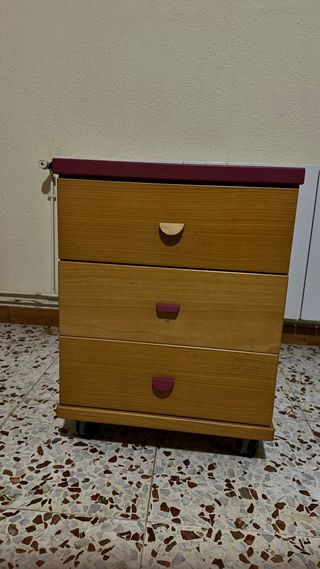 Mesita de noche de madera con ruedas