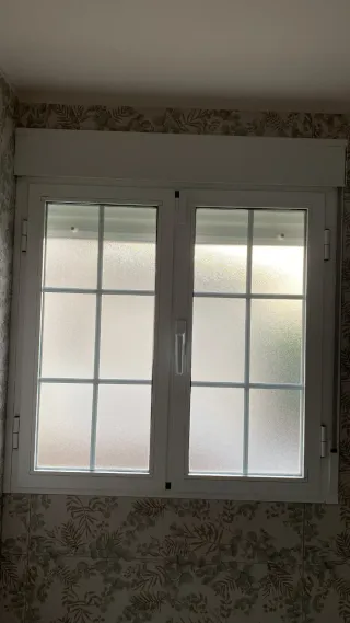 Ventanas blancas con persiana