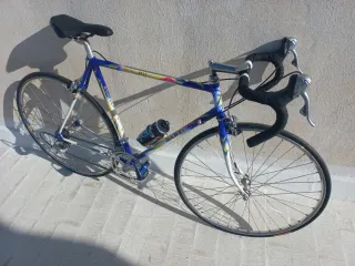 Bicicleta de carretera BH varios componentes