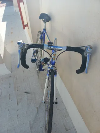 Bicicleta de carretera BH varios componentes