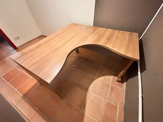 Escritorio de madera curvo