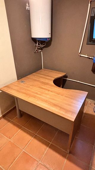 Escritorio de madera curvo