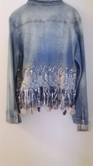 Cazadora vaquera con pedrería y flecos