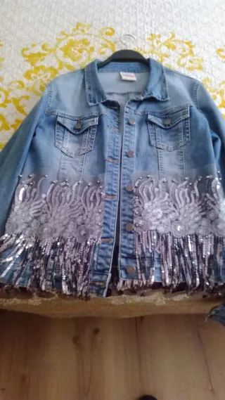 Cazadora vaquera con pedrería y flecos