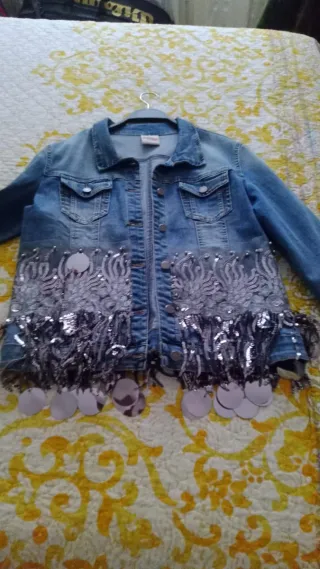 Cazadora vaquera con pedrería y flecos