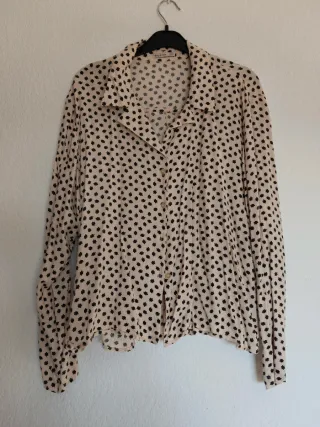 Camisa beige con estampado negro