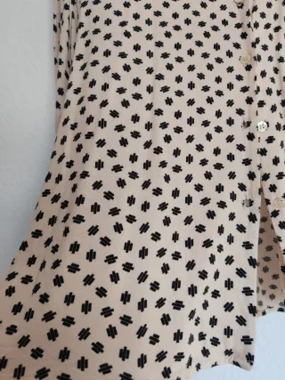 Camisa beige con estampado negro