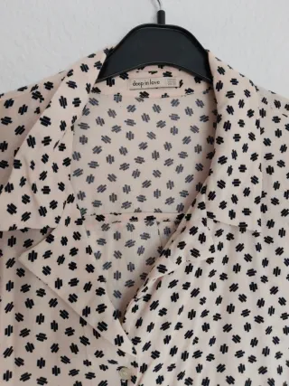 Camisa beige con estampado negro