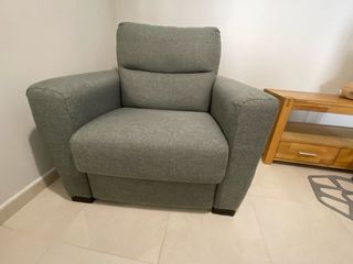 Sillón de tela gris