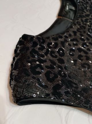 Vestido negro de lentejuelas y terciopelo mango