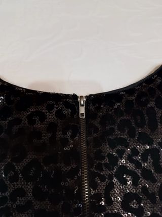 Vestido negro de lentejuelas y terciopelo mango