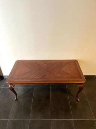 Mesa de salón de madera