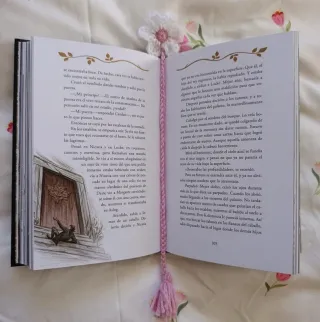 Marcapáginas crochet flor rosa y blanca