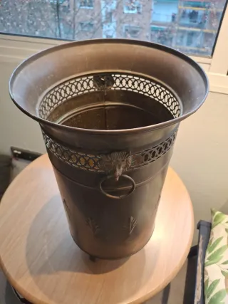 Paragüero de latón con león