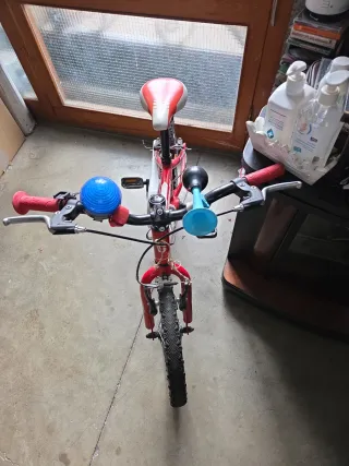 Bicicleta infantil roja
