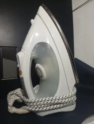 Plancha de vapor blanca