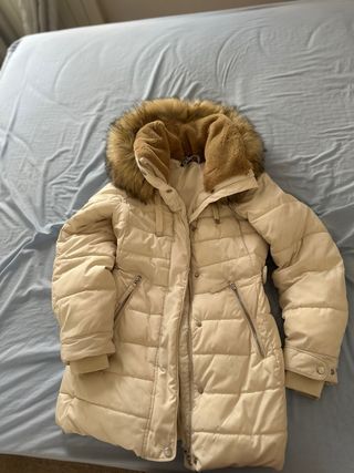 Abrigo beige con capucha y pelo