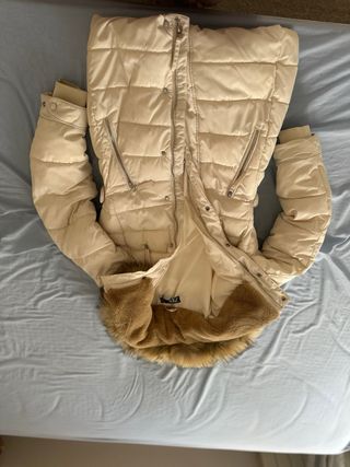 Abrigo beige con capucha y pelo