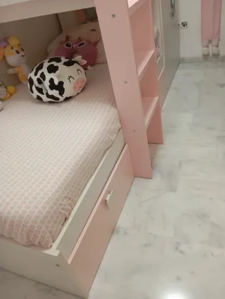 Cama tren rosa con cajones