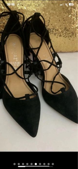 Zapatos negros de tacón con cordones