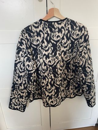 Chaqueta acolchada beige y negra