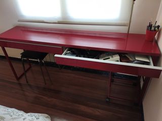 Mesa de escritorio roja Ikea Besta Burs de 180